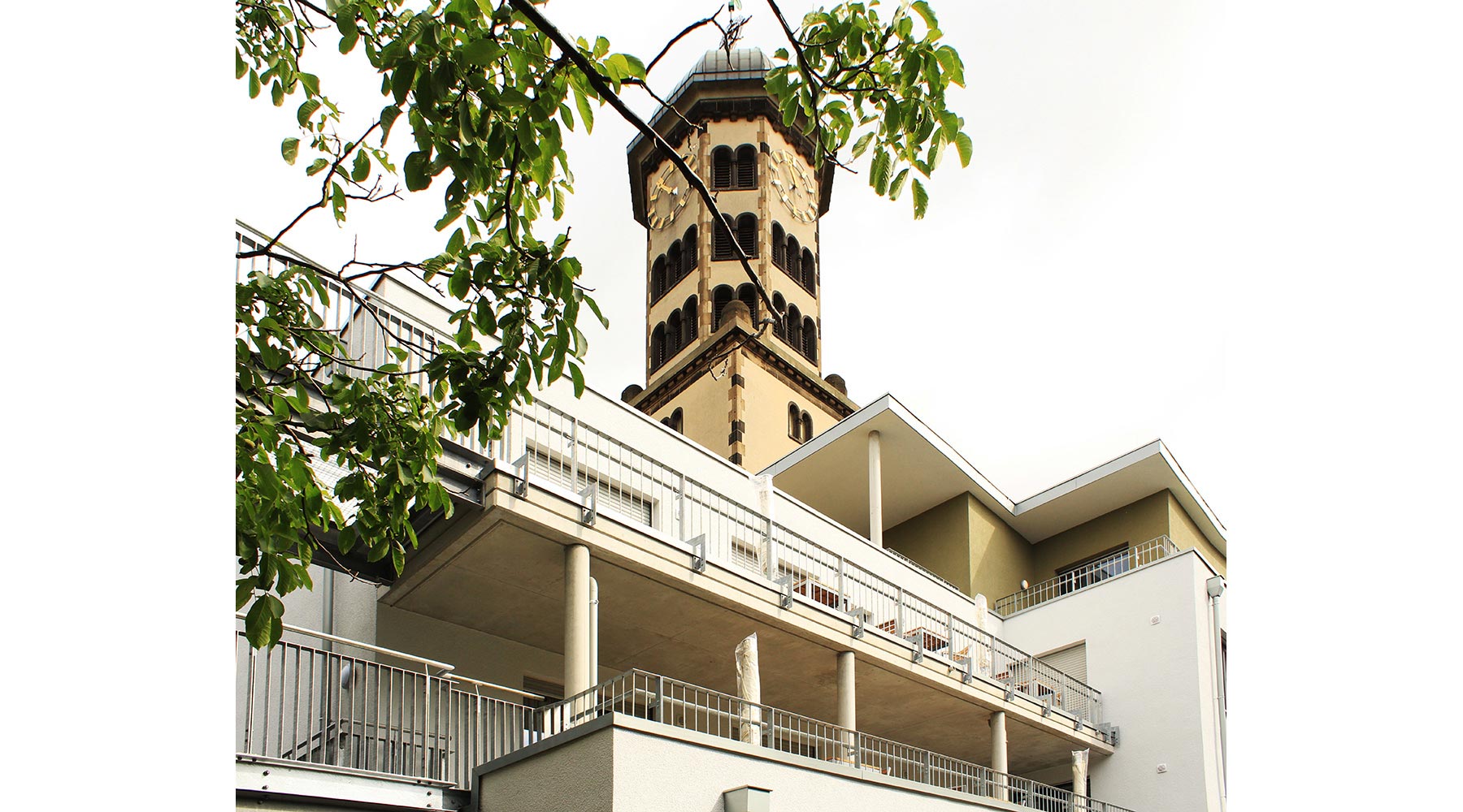 Haus Madeleine in Krefeld. Perspektive von Schrägunten: Blick auf eine Turmuhr.