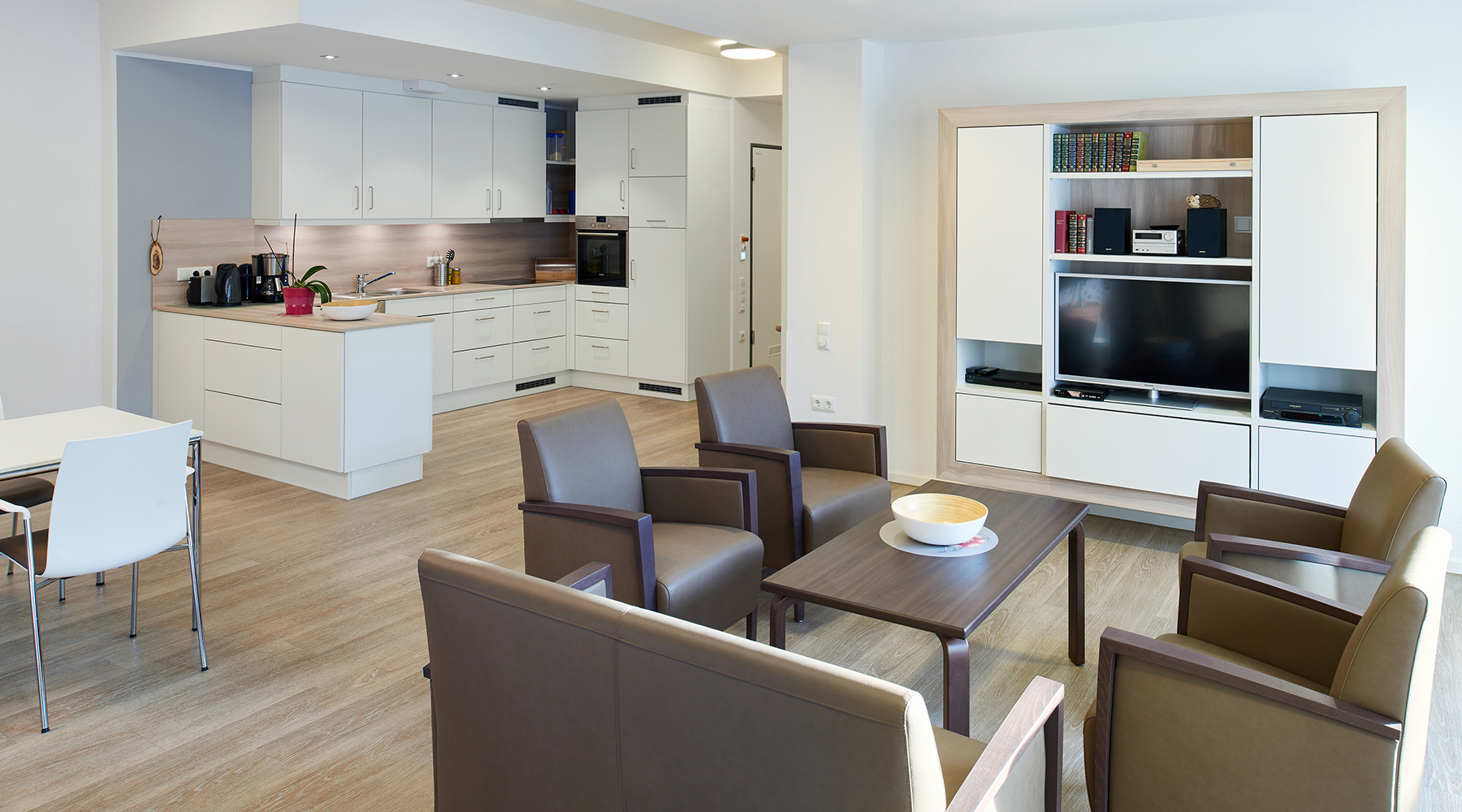 Moderner, offener Wohnbereich mit hellen Möbeln.